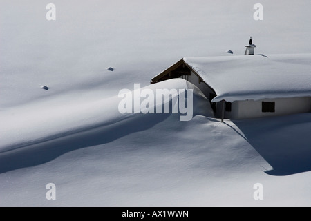 Soinalm (ALM) bedeckt in Schneewehe, Spitzingseeberge Reihe, Bayern, Deutschland, Europa Stockfoto
