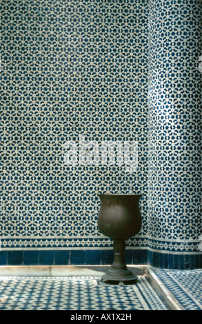 Fliesenwand oder Zellij, im Hof des Museums Belghazi, einem umgebauten Riad in der alten Medina Fès el-Bali, Fes, Marokko Stockfoto