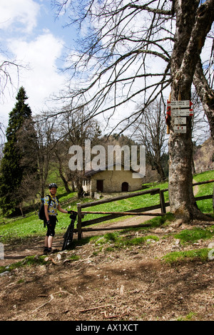 Weibliche Mountainbiker in den Bergen in der Nähe von Lago di Ledro, Trentino (Trento), Italien, Europa Stockfoto