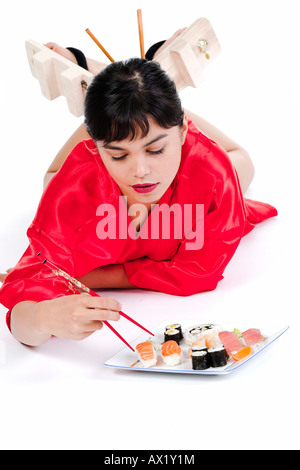 Frau isst sushi Stockfoto