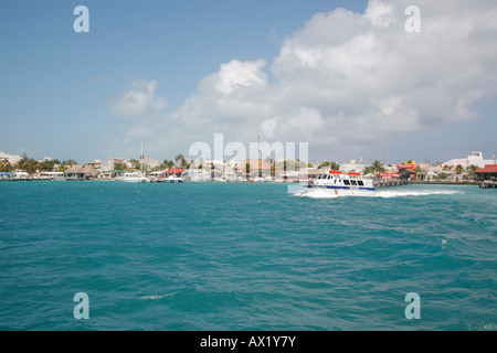 Blick auf Isla Mujeres von Fähre nach Cancun, Cancun, Mexiko Stockfoto