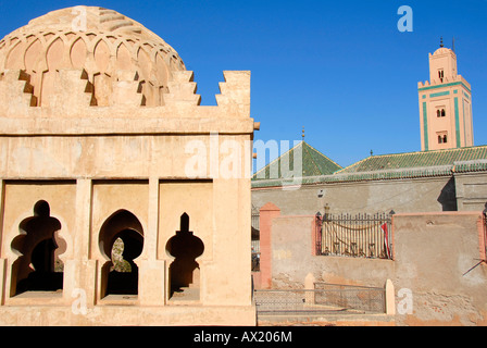 Alte Berber dekorierten Kuppel Gebäude Koubba Ba'adyin mit Minarett der Moschee Ali Ben Youssouf Medina Marrakesch Marokko Stockfoto