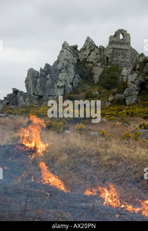 Feuerwehrleute, die Bewältigung einer Bürste Feuer im historischen Roche Rock, St Austell, Cornwall. Stockfoto