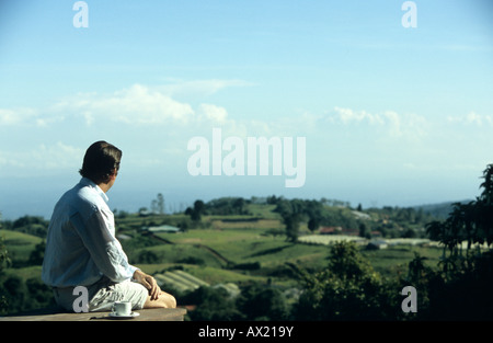 Mann mit einer Tasse Kaffee die Aussicht, Poas Region, Costa Rica, Mittelamerika Stockfoto
