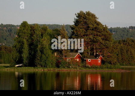 Rote Häuser auf einer Insel See, Schweden, Europa Stockfoto