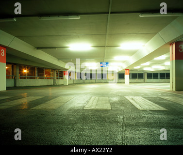 Tiefgarage im Stadtzentrum von Birmingham leer Stockfoto