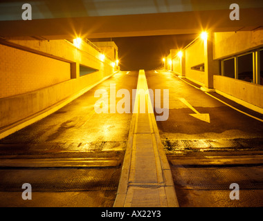 Tiefgarage im Stadtzentrum von Birmingham leer Stockfoto