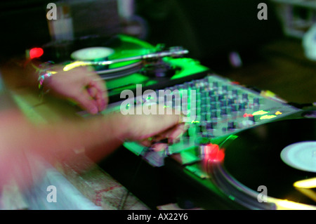 DJ Hype Djing in einem Nachtclub mit seinen schnellen Händen Stockfoto