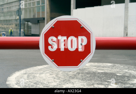 Zeichen-Schranke an der Ausfahrt von der Baustelle der neuen Arena in Birmingham zu stoppen, wie es gebaut wurde Stockfoto