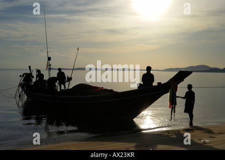 Fischer, Ankunft am frühen Morgen am Strand, Insel Kho Samui, Thailand Stockfoto