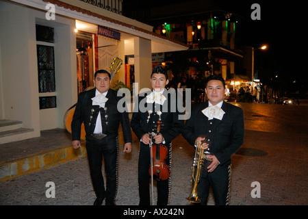 Mariachi-Band zu Fuß auf der Straße, Playa del Carmen, Mexiko Stockfoto