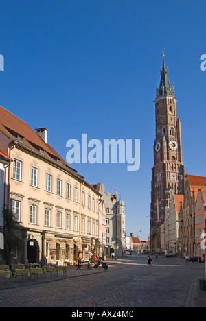 Landshut, Bayern, Deutschland. Historischer Stadtkern (Hauptstraße) und St.-Martins Dom das höchste gemauerte Bauwerk der Welt Stockfoto