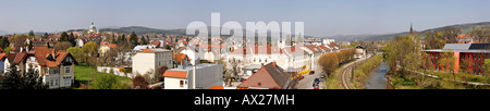 Blick über die Stadt Berndorf mit der Margareten-Kirche und dem Fluss Triesting, Niederösterreich, Österreich, Europa Stockfoto