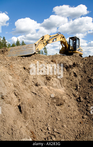 Raupengrubber auf einem Schotterhügel in Finnland Stockfoto