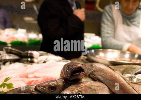 Fisch stand Essen Merkat de Boqueria Barcelona Spanien Stockfoto