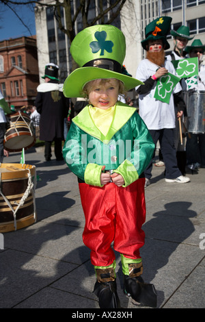 kleiner Junge gekleidet wie ein Kobold an der Parade und Karneval auf St Patricks Tag Belfast Nordirland Stockfoto