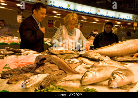 Fisch stand Essen Merkat de Boqueria Barcelona Spanien Stockfoto