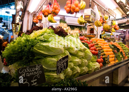 Obst und Gemüse Stand in der Lebensmittel merkat de boqueria Barcelona Spanien Stockfoto