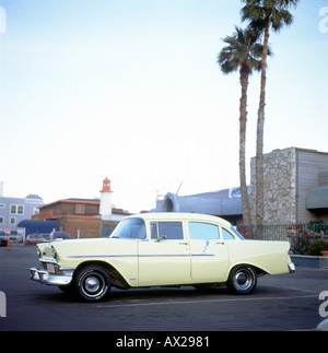 50er Jahre 50er Jahre pastellgelb Chevrolet in einem Auto Park mit Palmen in Malibu Los Angeles Kalifornien USA KATHY DEWITT geparkt Stockfoto