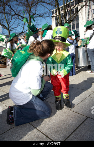 Mutter Komfort und spricht mit jungen gekleidet wie ein Kobold an der Parade und Karneval am St. Patricks Tag Belfast Stockfoto