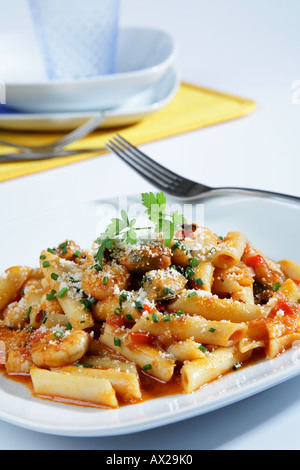 Penne mit Fisch Meeresfrüchte und geriebenem Käse Stockfoto