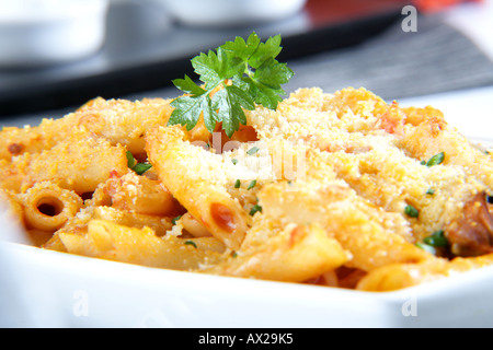 Penne mit Fisch Meeresfrüchte und geriebenem Käse überbacken Stockfoto