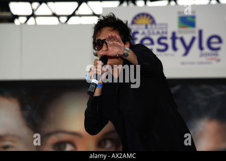 Der kanadische Singer-Songwriter Raghav gastiert auf der Asian Lifestyle Show, London Olympia, 14th. Juli 2006 Stockfoto