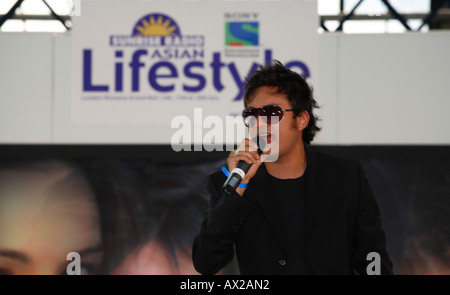 Der kanadische Singer-Songwriter Raghav gastiert auf der Asian Lifestyle Show, London Olympia, 14th. Juli 2006 Stockfoto