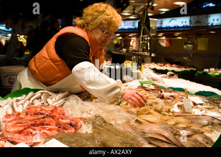 Frau am Fisch Stall Essen Merkat de Boqueria Barcelona Spanien Stockfoto