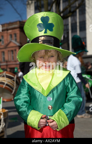 kleiner Junge gekleidet wie ein Kobold an der Parade und Karneval auf St Patricks Tag Belfast Nordirland Stockfoto