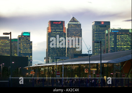 Canary Wharf, London in der Abenddämmerung von Süden gesehen Stockfoto