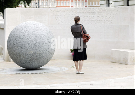 Eine Frau betrachtet das britische Denkmal für die Opfer der 2002 Bali Bombardierungen in Westminster Stockfoto