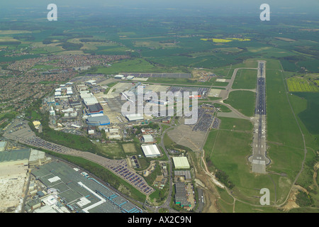 Luftaufnahme von London Luton Airport mit der Start-und Landebahn und die Terminal-Gebäude Stockfoto