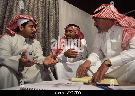 Junge saudische Geschäftsleute durchführen während Trainingsseminar bei Firma in Riyadh Saudi Arabien-Sitzung Stockfoto