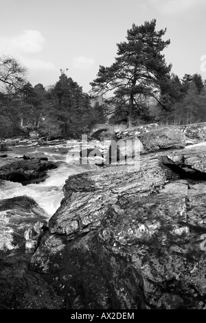 Fällt der Dochart bei Killin, im Ortsteil Mühltal in der Nähe von Loch Lomond und Trossachs National Park, Schottland Stockfoto