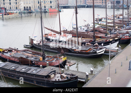 geparkten Boote in der Nähe von dock Stockfoto