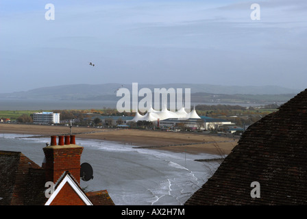 Fernsicht auf Butlins Holiday Komplex betrachtet über die Dächer der Häuser auf dem Hügel über Minehead in Somerset Stockfoto