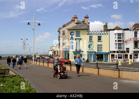 UK West Sussex Bognor Regis Besucher zu Fuß auf den Abschlussball Stockfoto