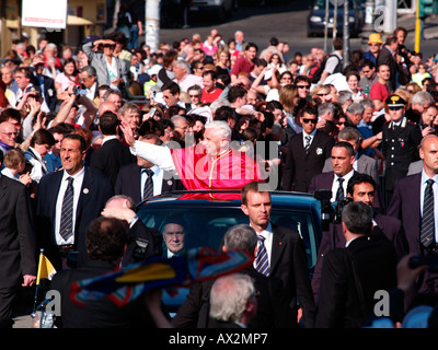 Papst Benedict XVI, umgeben von Leibwächtern Ankunft Inthronisation als Bischof von Rom San Giovanni in Laterano Dom 7. Mai Stockfoto