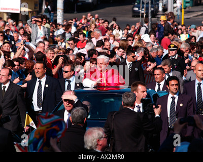 Papst Benedict XVI, umgeben von Leibwächtern Ankunft Inthronisation als Bischof von Rom San Giovanni in Laterano Dom 7. Mai Stockfoto