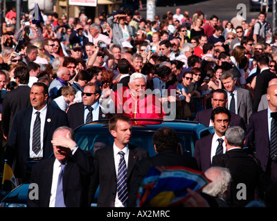 Papst Benedict XVI, umgeben von Leibwächtern Ankunft Inthronisation als Bischof von Rom San Giovanni in Laterano Dom 7. Mai Stockfoto