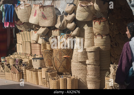 eine Anzeige von handgewebten Rafia und Strohkörbe Taschen und andere Objekte in Essaouira medina Stockfoto