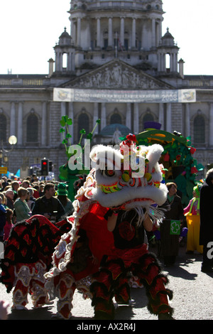 Chinesische Drachen in die Parade und Karneval auf St Patricks Tag vor Nordirland Belfast City Hall Stockfoto