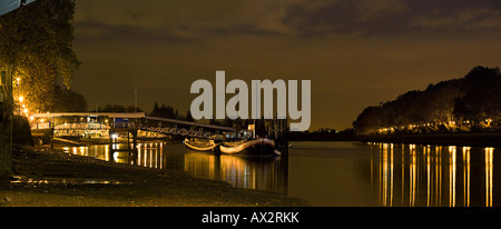 Reflexionen-Tanz auf dem spiegelglatten Wasser in diesem Abend Panorama-Szene von einem niederländischen Kahn sitzt auf einen Liegeplatz an der Themse, London. Stockfoto