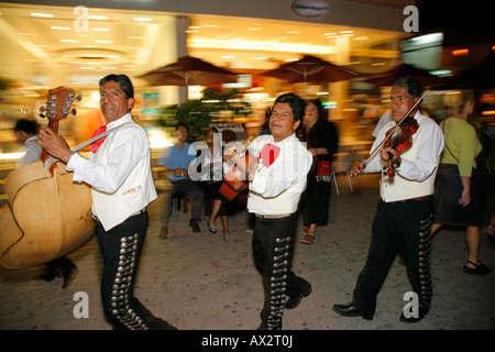 Mariachi-Band zu Fuß auf der Straße, Playa del Carmen, Mexiko Stockfoto