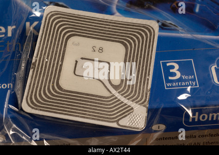 RFID-Transponder auf einer Plastikfolie. (c) von Uli Nusko, ch-3012 Bern. Stockfoto
