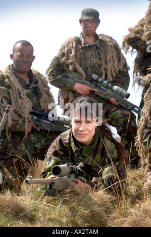 BRITISCHE ARMEE WEIBLICHE REKRUT AUF EINEM SCHIEßPLATZ IN BRECON WALES WÄHREND EINER SNIPER-SCHULUNG Stockfoto