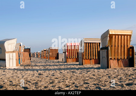 Liegestühle am Strand Stockfoto