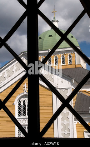 Kerimaki Kirche durch das Fenster des Glockenturms Stockfoto