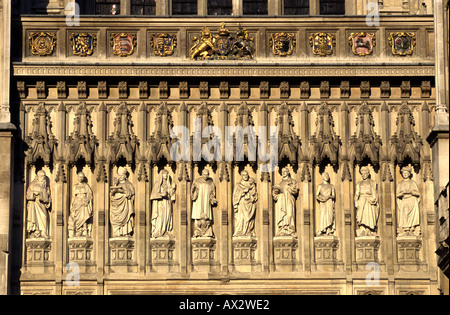 Statuen der Märtyrer des 20. Jahrhunderts über dem Eingang zur Westminster Abbey-London UK Stockfoto